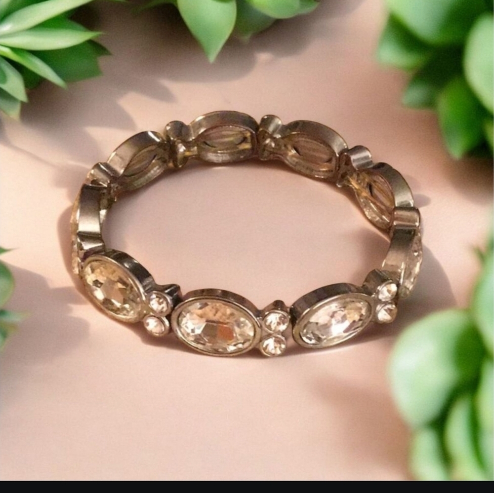 Stretch bracelet with white bling stones